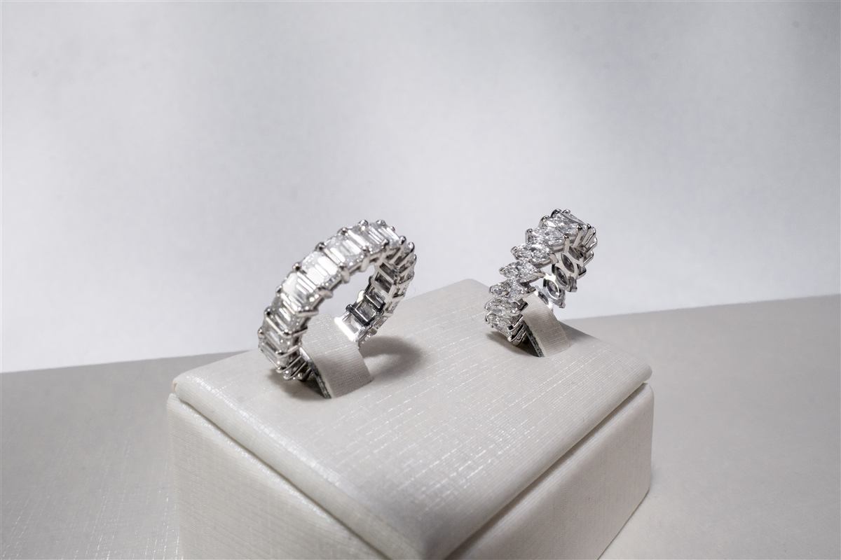 Duas alianças com volta completa de diamantes em caixa expositora, categoria Alianças