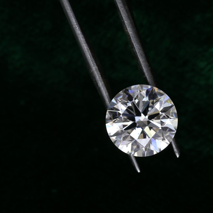 Diamante natural de lapidação redonda em pinça de joalheiro