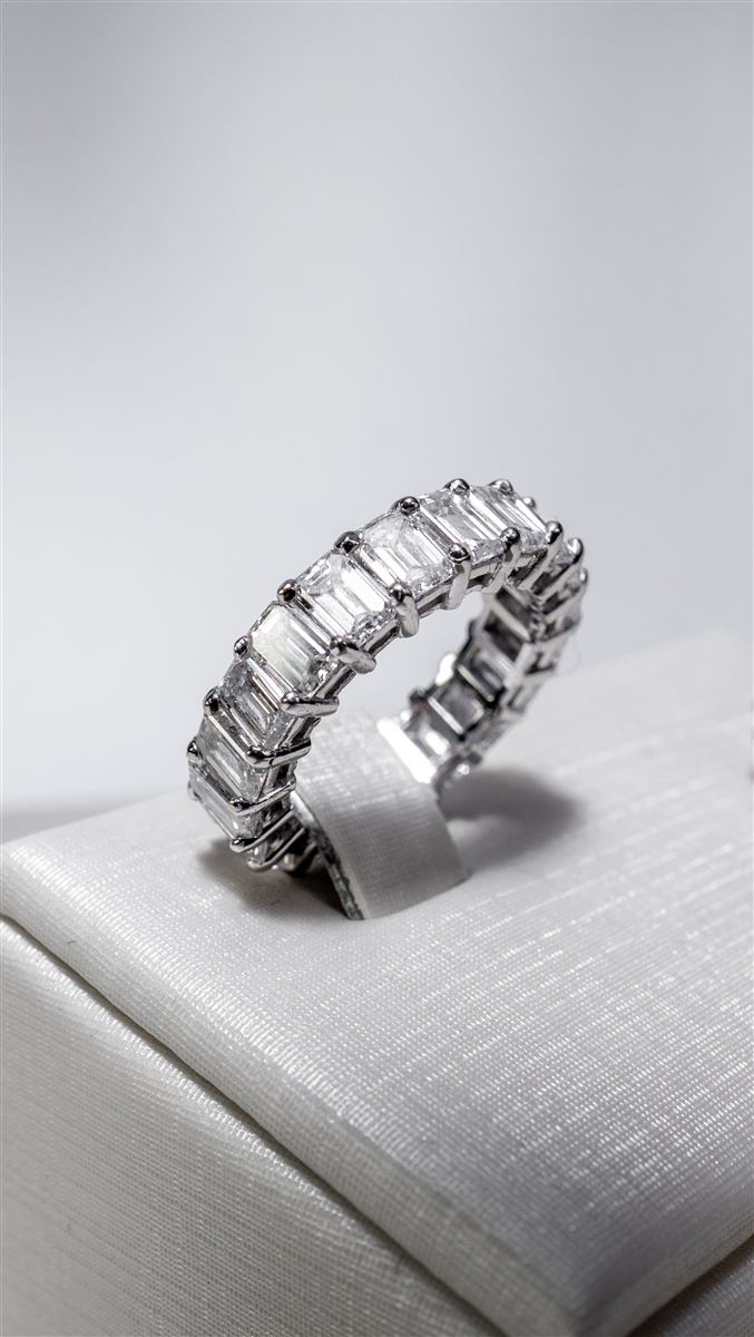Aliança com volta completa de diamantes em lapidação esmeralda
