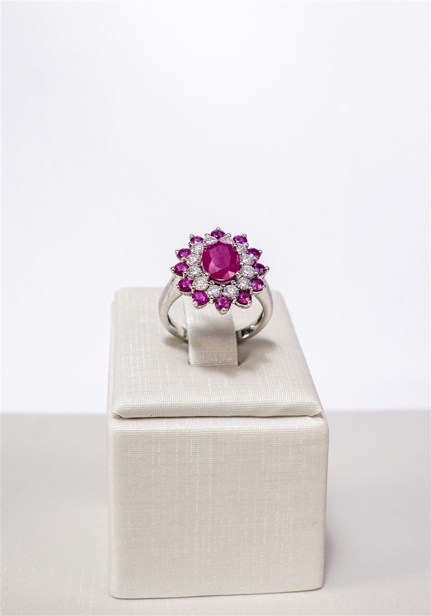 Anel com rubi oval e halo duplo de diamantes