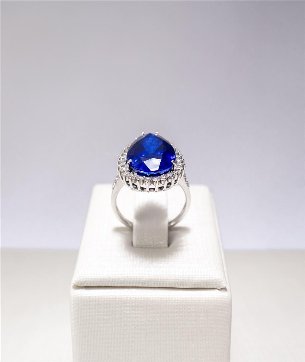 Anel de safira em lapidação gota com halo de diamantes, categoria Anéis