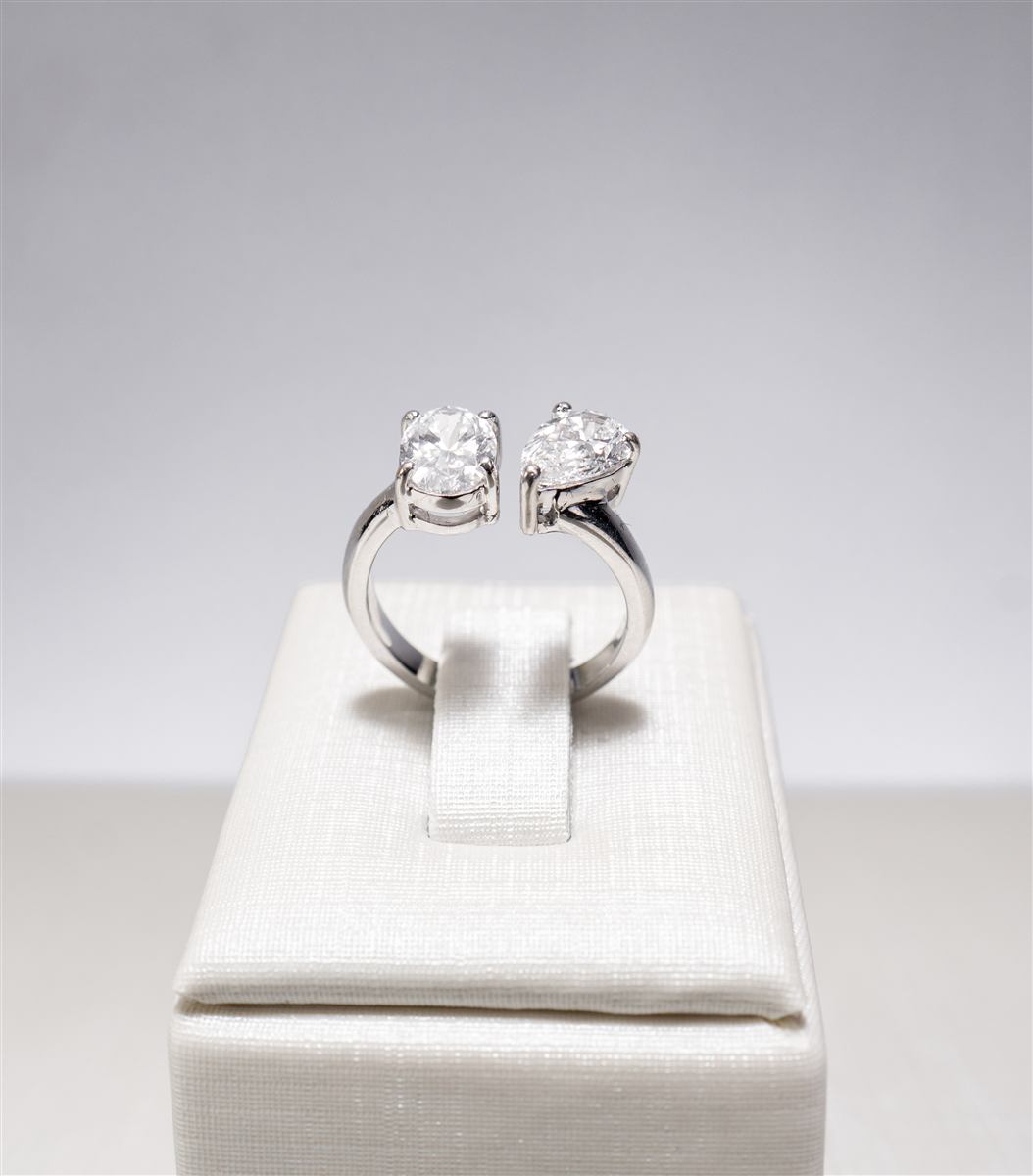 Anel com diamantes oval e pera frente a frente em aro aberto