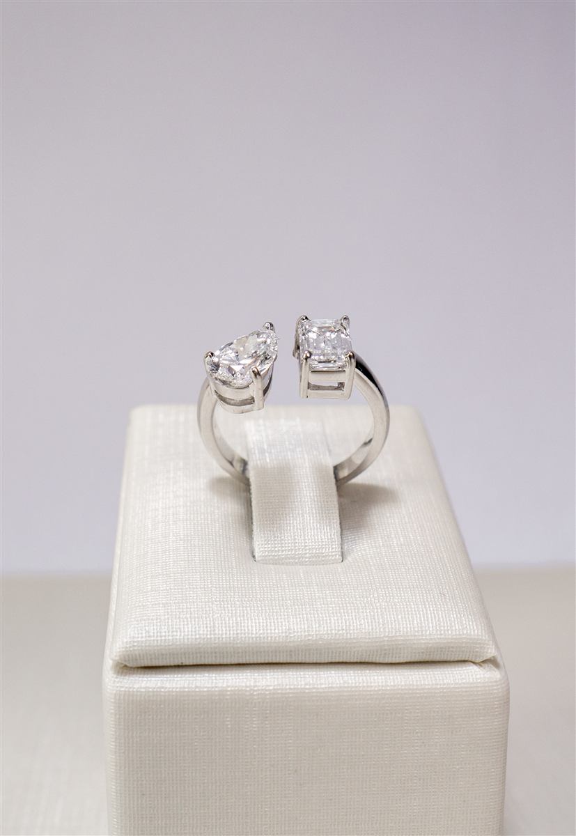 Anel com diamantes pera e lapidação esmeralda frente a frente