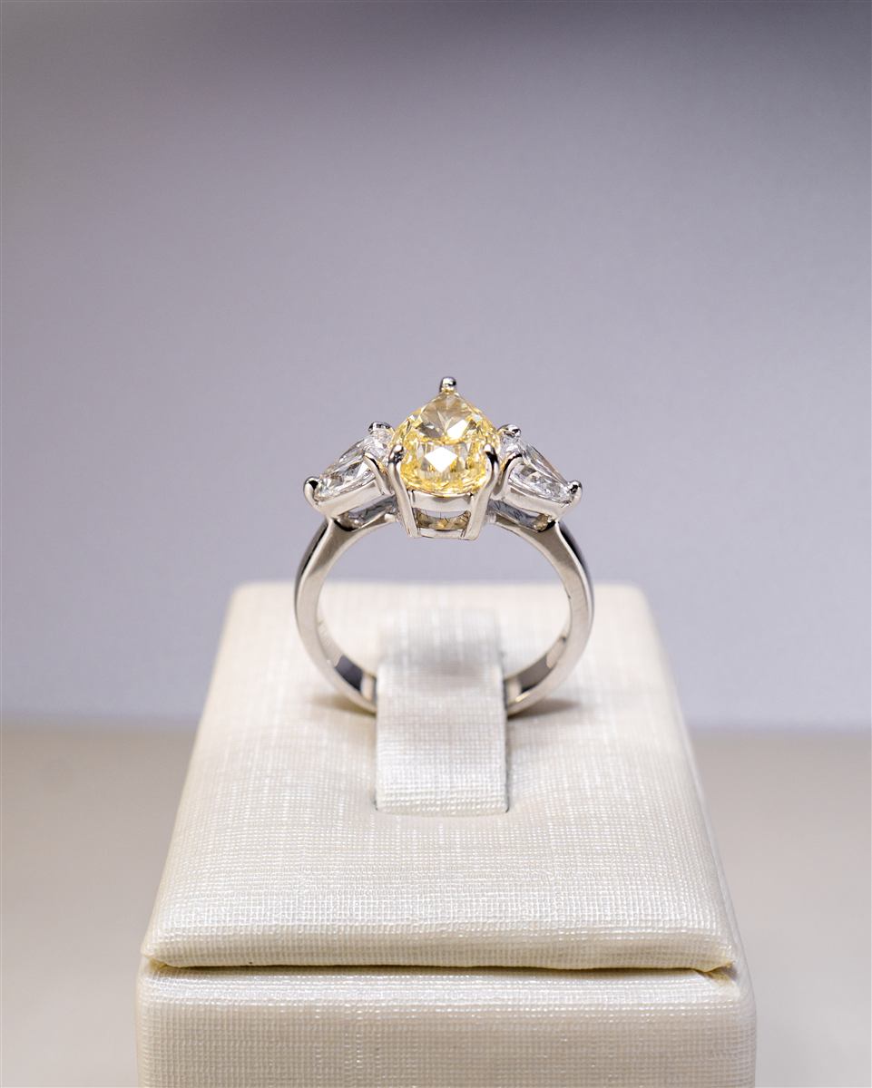Anel trilogy com diamante fancy yellow em gota e duas gotas incolores