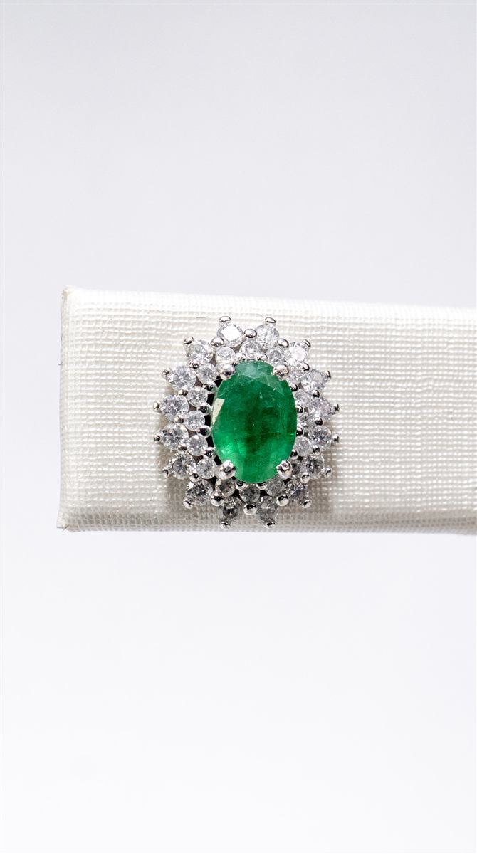Brincos com esmeralda oval e halo duplo de diamantes