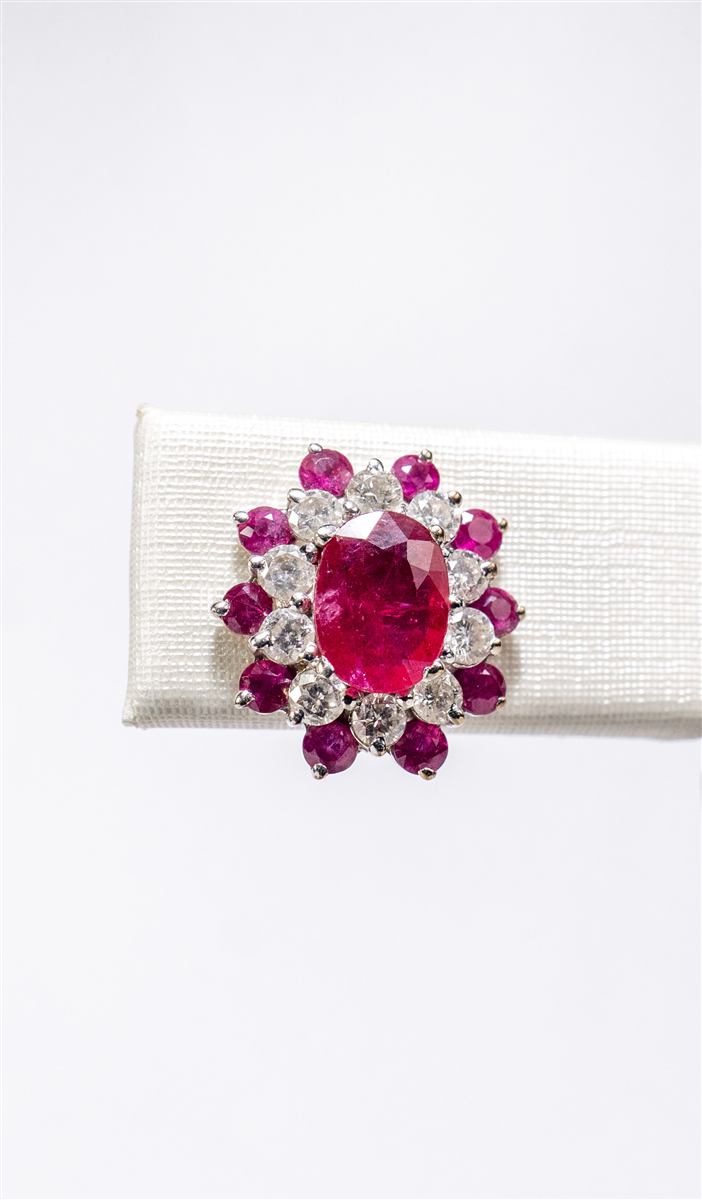 Brincos com rubi oval e halo duplo de diamantes