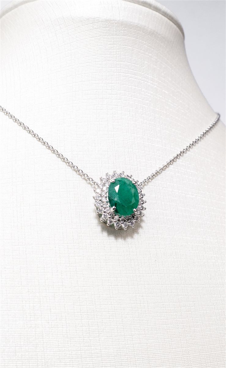 Colar de esmeralda oval com halo duplo de diamantes, categoria Colares
