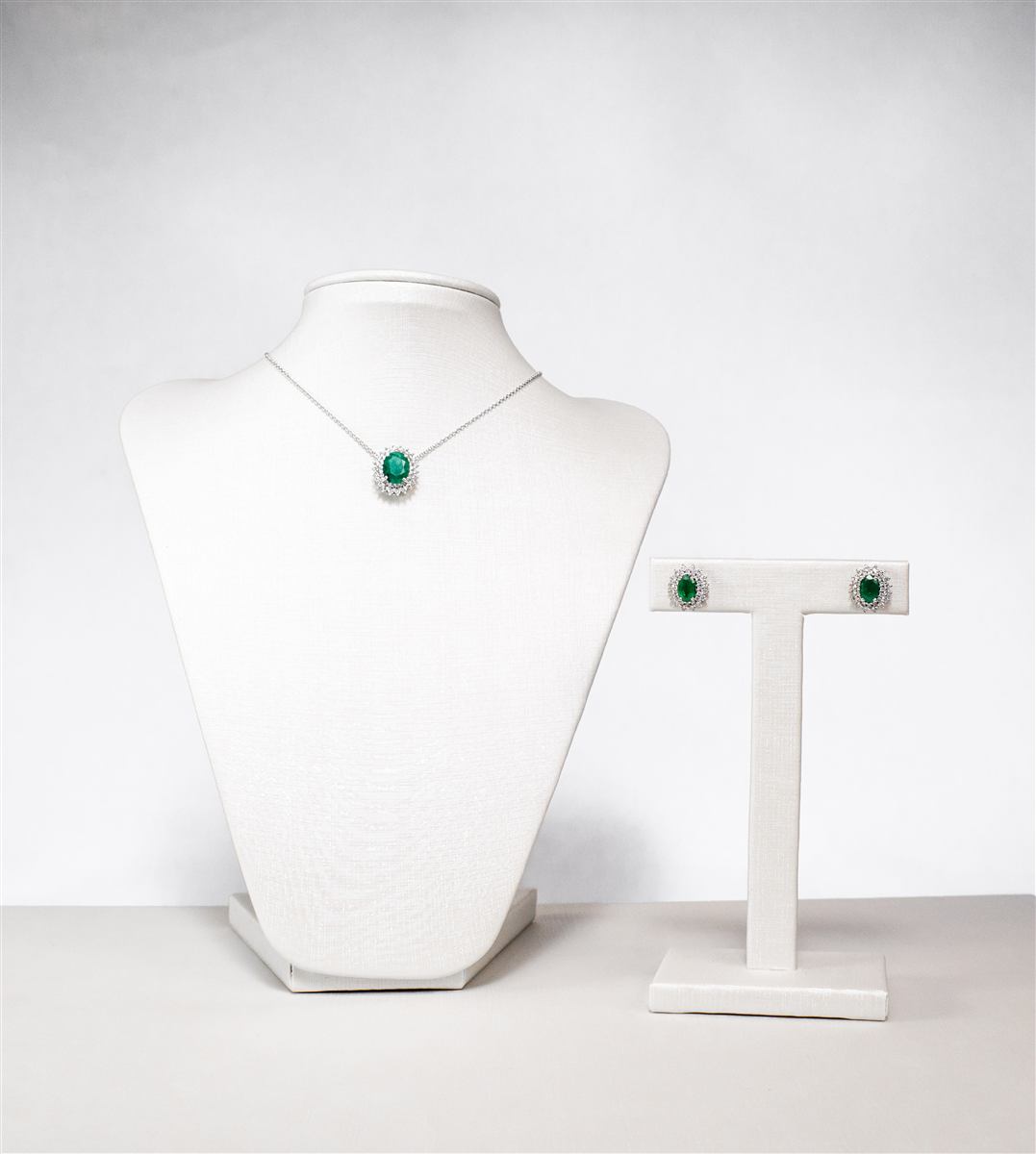 Conjunto de colar e brincos com esmeralda oval e halo duplo de diamantes