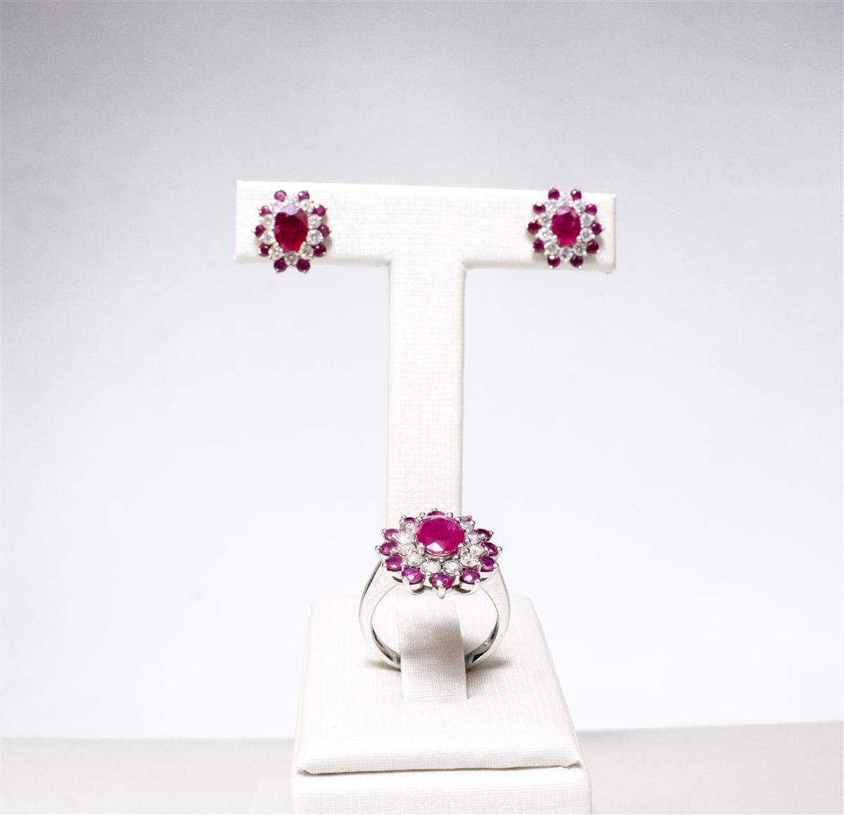 Conjunto de anel e brincos com rubi oval e halo de diamantes, categoria Conjuntos