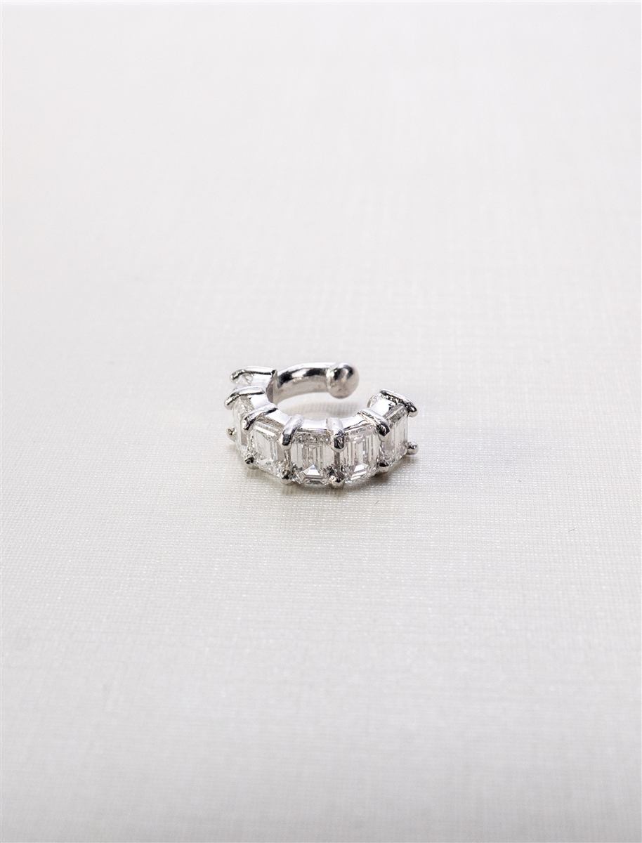 Ear cuff com fileira de diamantes em lapidação esmeralda
