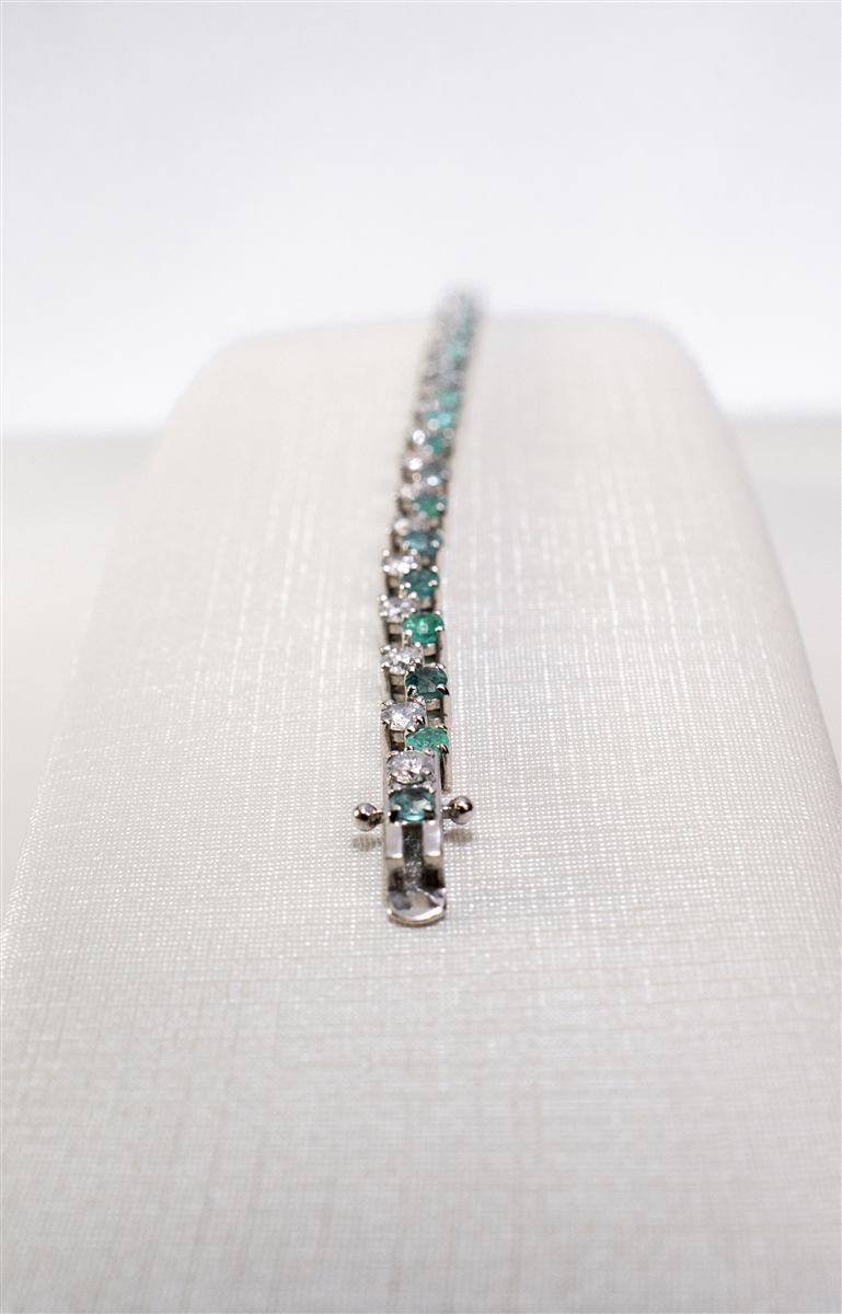 Pulseira com esmeraldas alternadas com diamantes
